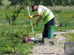 prélèvement d'eau dans un piézomètre