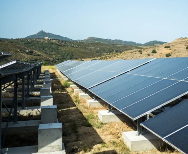 panneaux photovoltaïques sur ancienne décharge